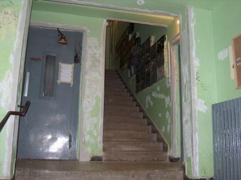 Lépcsőház festés előtt
