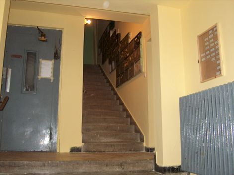 Lépcsőház festés után